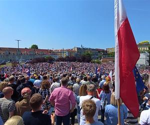 Manifestacja 4 czerwca na placu Solidarności w Szczecinie