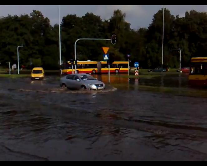 Nawałnica w ŁODZI: 30 zerwanych dachów, podtopione piwnice i garaże – efekty 20 minut burzy WIDEO