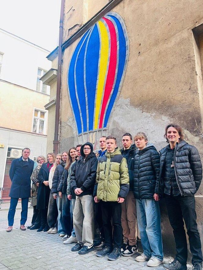 Balonowa mozaika w centrum Leszna gotowa. Prezydent podziękował uczniom i ich opiekunowi