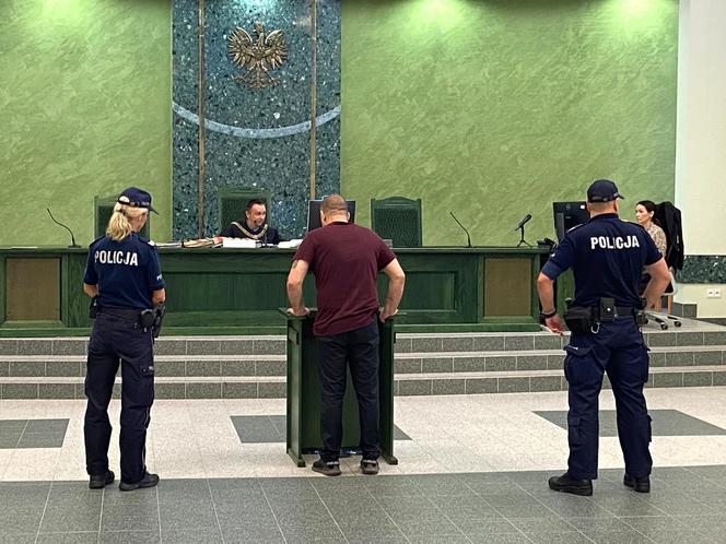 Pięcioro podejrzanych o rozbój zasiadło na ławie oskarżonych w Sądzie Rejonowym w Białymstoku