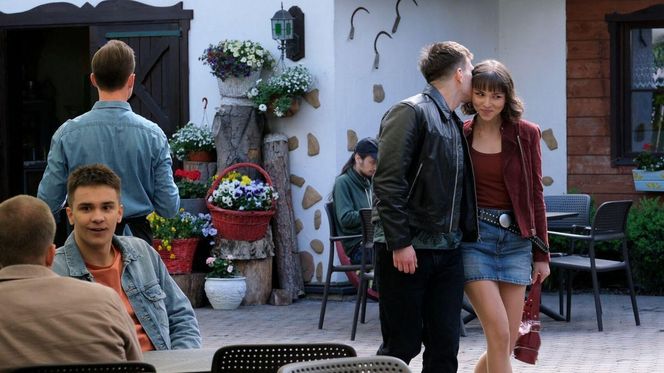 M jak miłość odc. 1882. Mateusz (Rafał Kowalski), Janek Winiar (Jakub Sirko), Tomek Kubicki (Chris Cugowski), Justyna (Marta Malinowska)