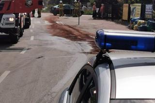 Wielka plama oleju przed skrzyżowaniem w Starej Miłosnej