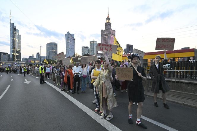 Przeszli przez Warszawę w piżamach i kapciach. Krzyczeli "Chcemy spać!"