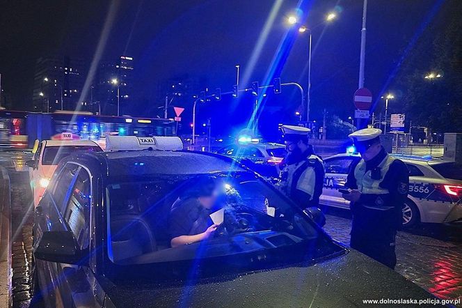 Wielka akcja policji we Wrocławiu. Wzięli pod lupę kierowców "na aplikację", a wyniki kontroli mrożą krew w żyłach