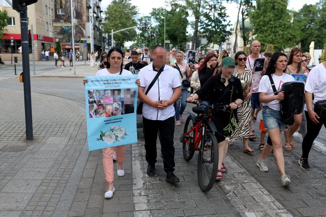 Pan Artur płakał w tracie białego marszu w Częstochowie. "Kamilek śni mi się po nocach"