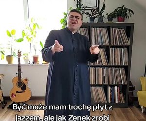 Ksiądz Krzysztof Kołtunowicz bez skarpetek wygłupia się przy kawałku Zenka Martyniuka