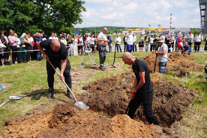 Mistrzostwa w kopaniu grobów na czas w Targach Kielce