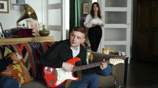 Barwy szczęścia odc. 2812. Agata (Natalia Zambrzycka), Hubert (Marek Molak)