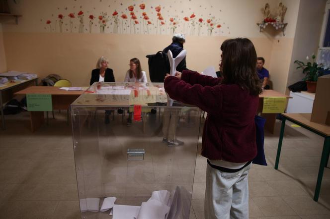 Wybory parlamentarne 2023. Niektórzy krakowianie oddali głosy tuż po otwarciu lokali wyborczych