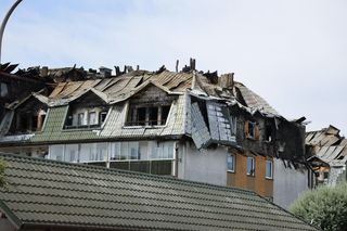 Blok przy ul. Powstańców w Ząbkach po pożarze