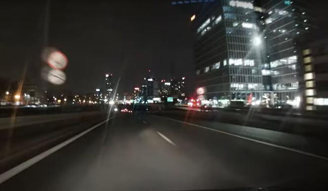 Ludzie biegają nocą po DTŚ w Katowicach