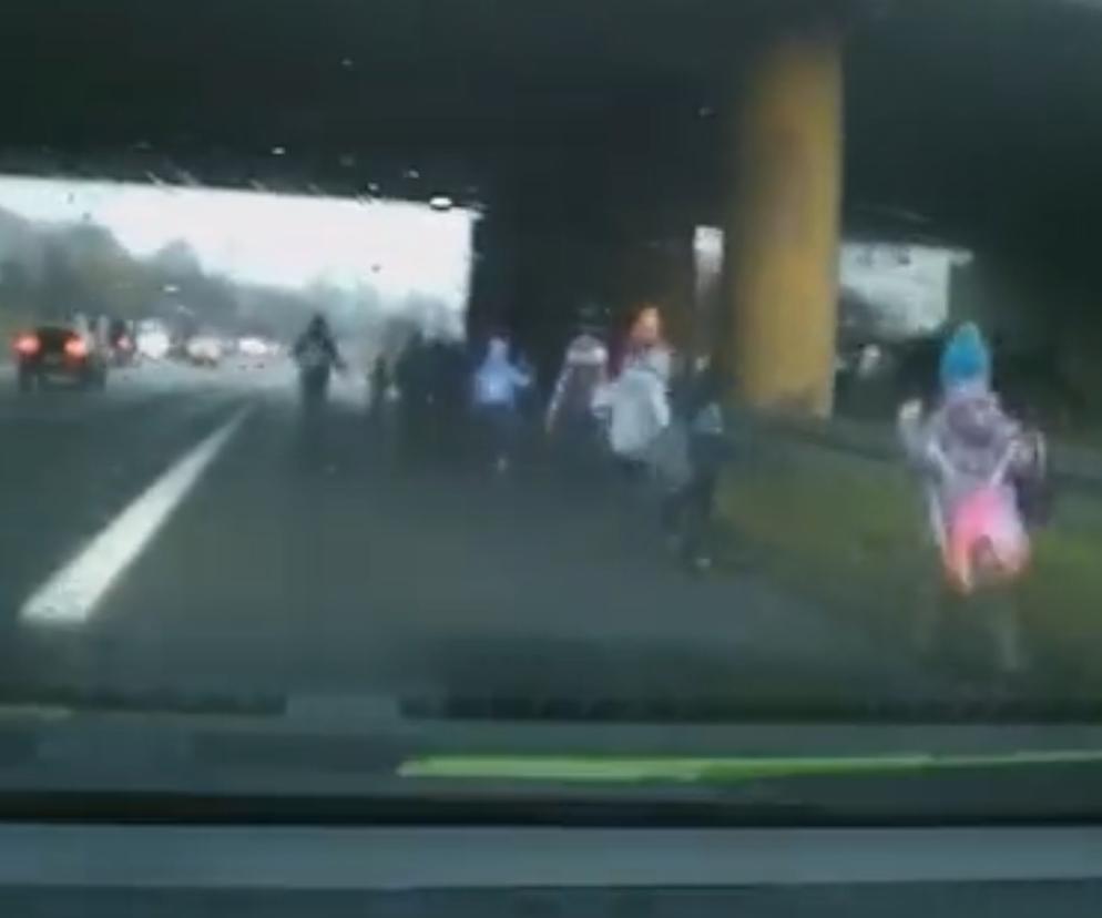 Dzieci biegły po DTŚ w Chorzowie. Opiekunowie przesłuchani przez policję