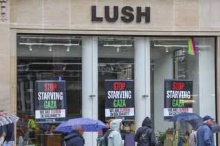 Bardzo znany sklep z kosmetykami zamknął wszystkie swoje placówki. O co chodzi?