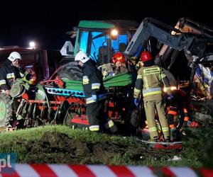 Dwie osoby nie żyją po wypadku traktora i osobówki za Śniadowem [FOTO]