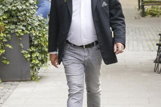 Robert Gonera na chodniku pod TVN