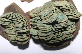 Poszukiwacze skarbów z Sądecczyzny odkopali monety z czasów Władysława Jagiełły