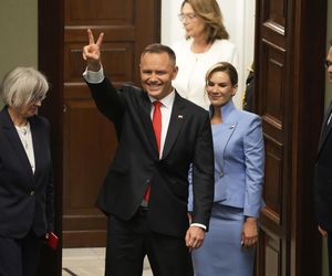 Iskrzy między Donaldem Tuskiem a Karolem Nawrockim i zeby w galerii było widać gesty obu polityków
