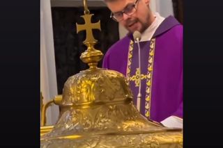 Ida Nowakowska relacjonuje wizytę w kościele. Smutna, poważna mina