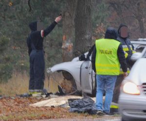 Po uderzeniu w drzewo, z auta wypadł silnik. Kierowca nie miał szans. Zginął na miejscu