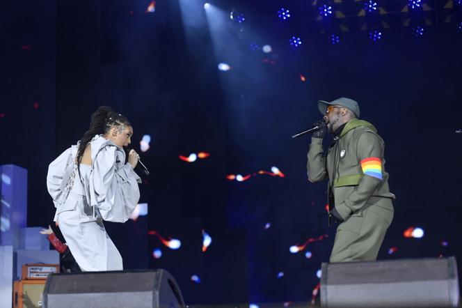 Black Eyed Peas z tęczowymi opaskami na scenie Sylwestra Marzeń. Ważny gest 