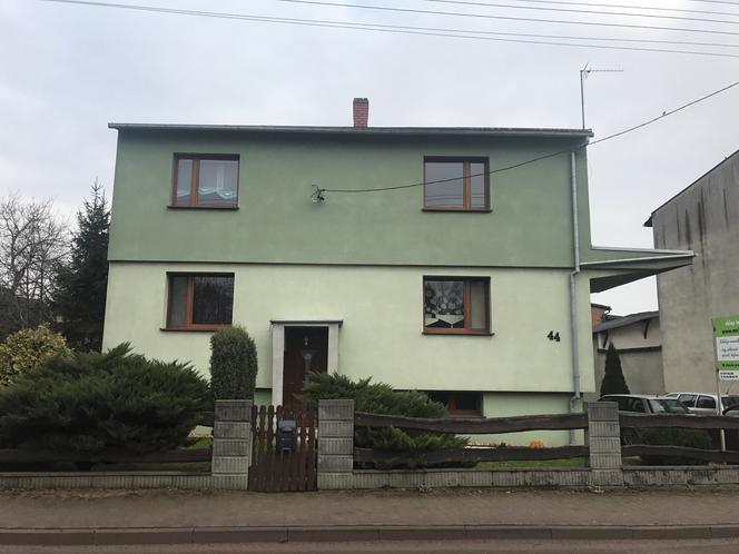 Cisnęła dzieckiem z okna