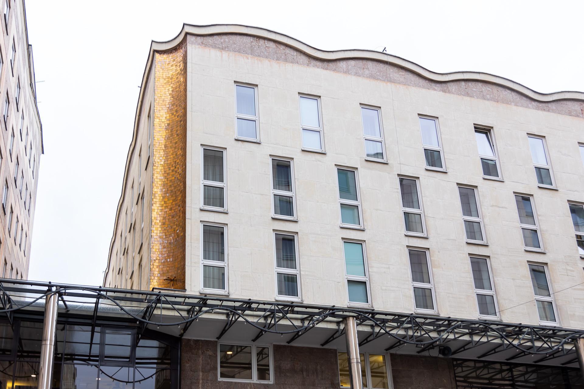 Mozaiki Rechowiczów w warszawskim Domu Chłopa - zobacz zdjęcia. Dziś mieści się tu Hotel Gromada