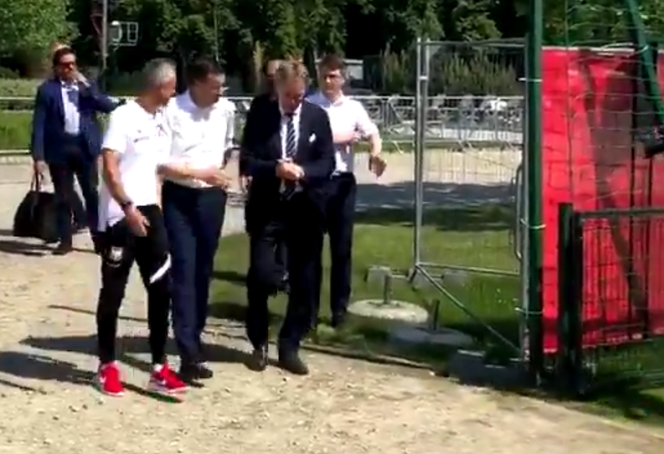 Mateusz Morawiecki w niecodziennym wydaniu odwiedził polskich piłkarzy. Paulo Sousa przywitał go szerokim uśmiechem