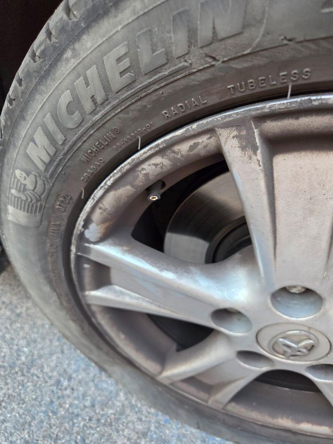 „Szczyt prymitywizmu”. Sąsiad zniszczył auto rodziców chorego dziecka. Dramat młodej rodziny z Warszawy