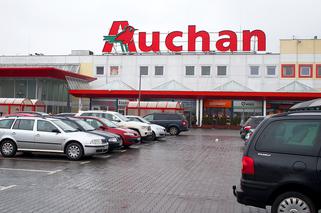Skandal w krakowskim Auchan. W sprzedaży torebki ze SWASTYKĄ. Sieć się tłumaczy [ZDJĘCIE]