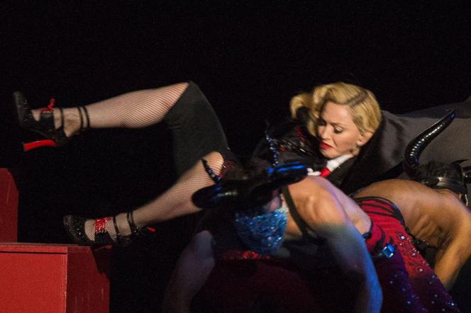 Madonna spada ze sceny na BRIT Awards 2015