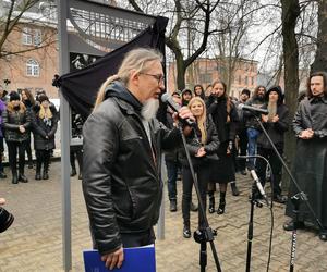 Przyjaciele i fani Romana Kostrzewskiego odsłonili tablicę pamiątkową w Bytomiu