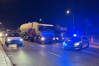 Wbiegł prosto pod cysternę i przeleciał kilkanaście metrów! Stan krytyczny