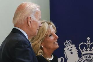 Joe Biden z żoną złożyli hołd Elżbiecie II. Łzy same lecą