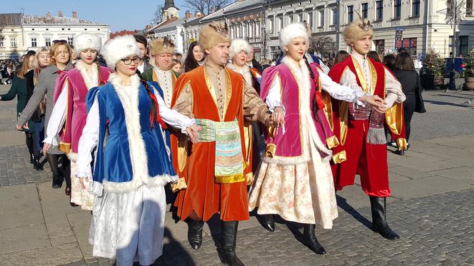 Nowy Sącz: Tak się bawią maturzyści! 500 par zatańczyło poloneza [WIDEO, GALERIA]