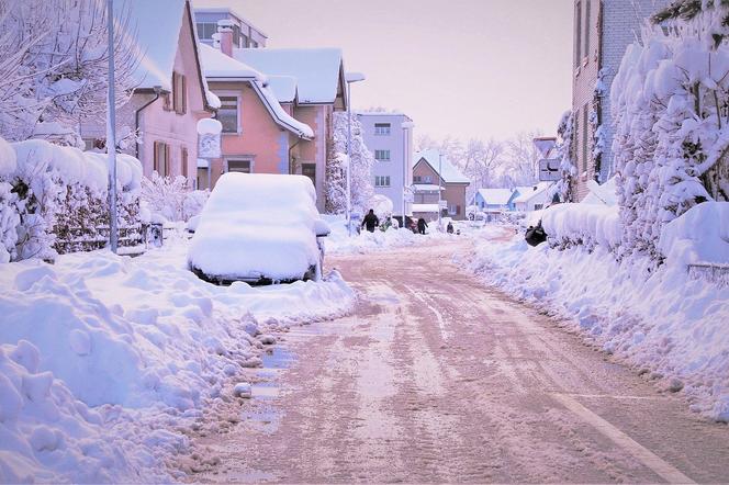 POTĘŻNY MRÓZ w warmińsko-mazurskim. Ślisko na drogach. Dużo śniegu jeszcze przed południem