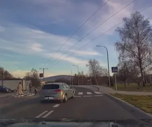 Dwójka dzieci mogła zginąć na pasach. Wszystko się nagrało! Policja szuka pirata drogowego