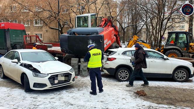 Koparka przewróciła się na 3 samochody