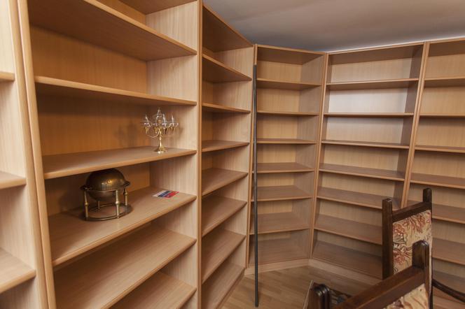 Z pałacu księdza zniknęły pieniądze i biżuteria