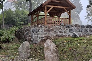 Glaznoty to malownicza wieś u stóp Góry Dylewskiej. Przypomina małe Bieszczady