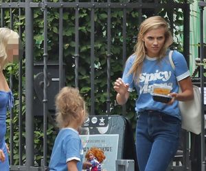 Agnieszka Kaczorowska. Tańcząca z córkami