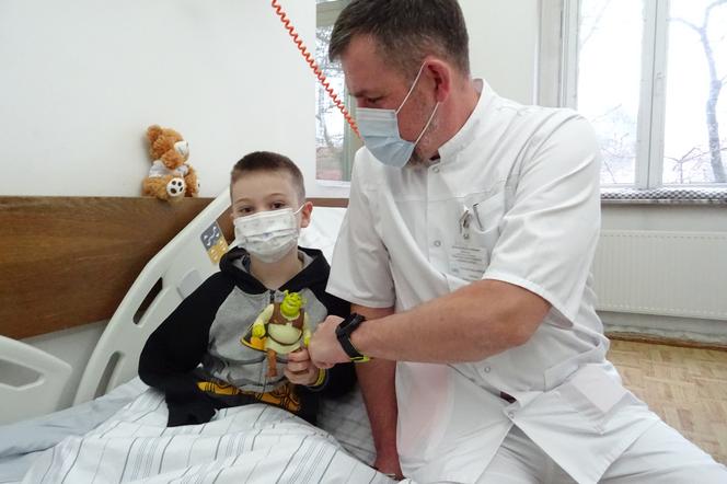 6 letni Sebastian w koszmarnym wypadku starcił rodziców a sam prawą rączkę. Pomogli mu lekarze z Gliwic