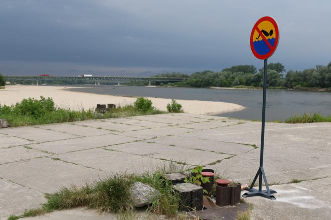 Na plaży w Górze Kalwarii stanął znak zakazu pływania. "Szkoda, że po tragedii"