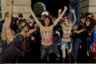Femen pokazały PIERSI w obronie SPRAWIEDLIWOŚCI w Paryżu