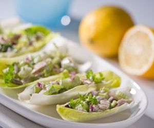 Łódeczki z cykorii z tuńczykiem: przepis na zdrową przekąskę