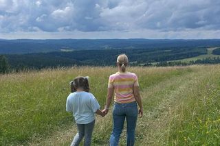 Marta Nawrocka na spacerze z córką i mężem