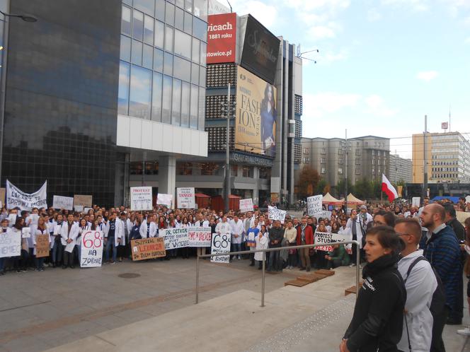 Białe kitle wypełniły Katowicki Rynek. Studenci ŚUM-u wsparli protest rezydentów [ZDJĘCIA, AUDIO]