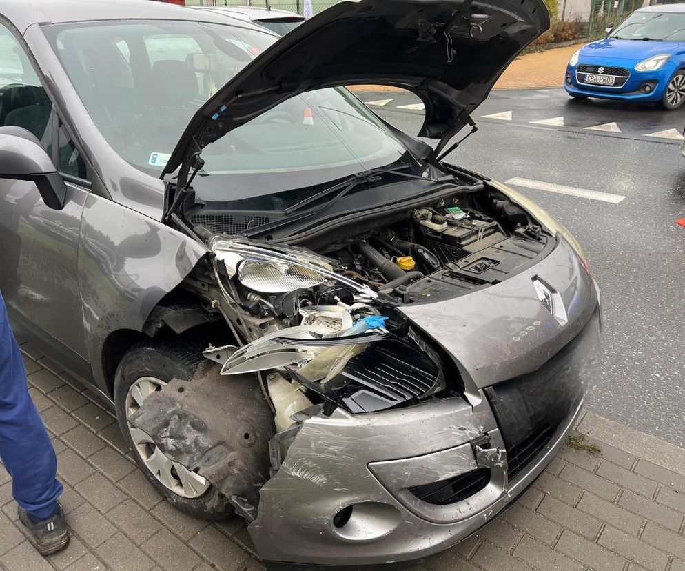 Zderzenie dwóch aut na ulicy Waryńskiego w Grudziądzu. Jedna osoba w szpitalu 