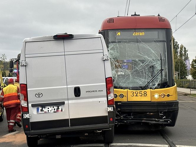 Tramwaj uderzył w busa na Annopolu. Poważny wypadek, motorniczy ranny