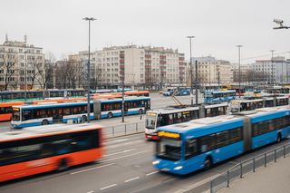 Komunikacja miejska w Warszawie. Jak dojechać na cmentarze w dniach Wszystkich Świętych?