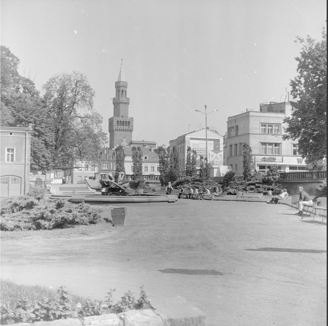 Plac Wolności - widoczna m.in. fontanna. W oddali wieża Ratusza, rok 1975-06 